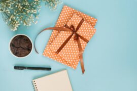 notepad-gift-near-cupcake-bouquet_- corporate gift ideas