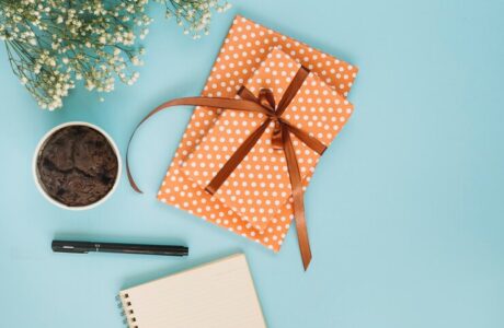 notepad-gift-near-cupcake-bouquet_- corporate gift ideas