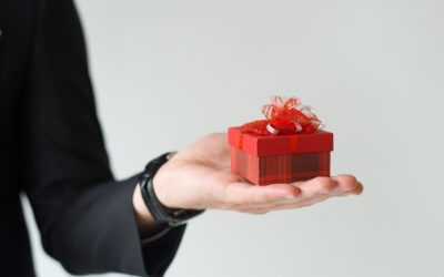 close-up-unrecognizable-man-holding-small-gift-palm_-