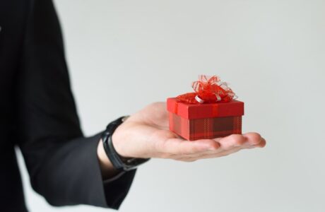 close-up-unrecognizable-man-holding-small-gift-palm_-