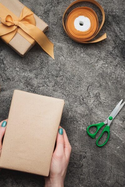 gifts-christmas-textured-background-scissors_-