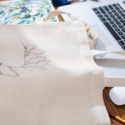 hand-painted-canvas-bag-close-up_-