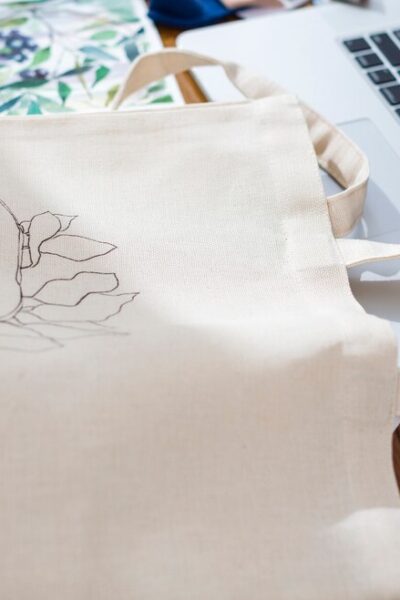 hand-painted-canvas-bag-close-up_-