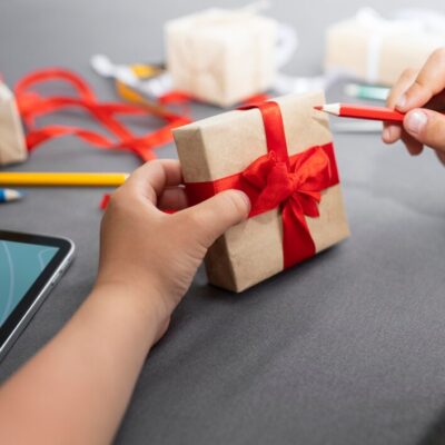 kid-learning-how-make-gift_-