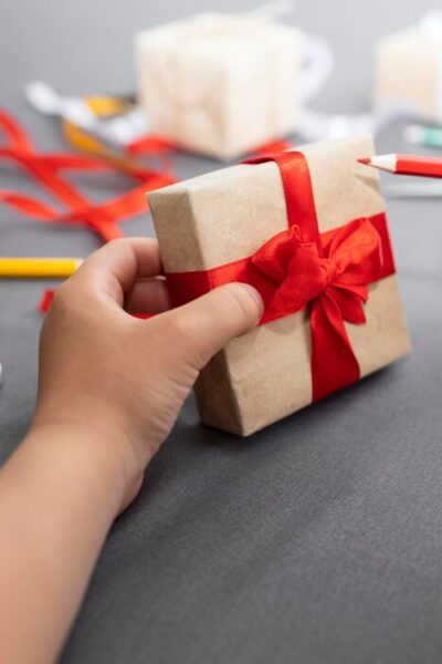 kid-learning-how-make-gift_-