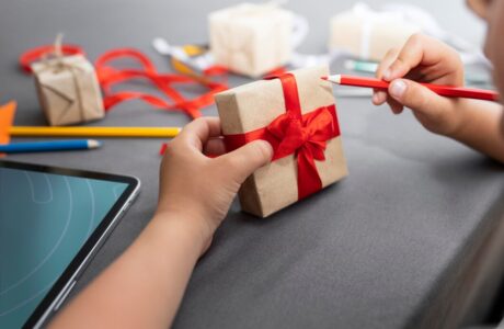 kid-learning-how-make-gift_-