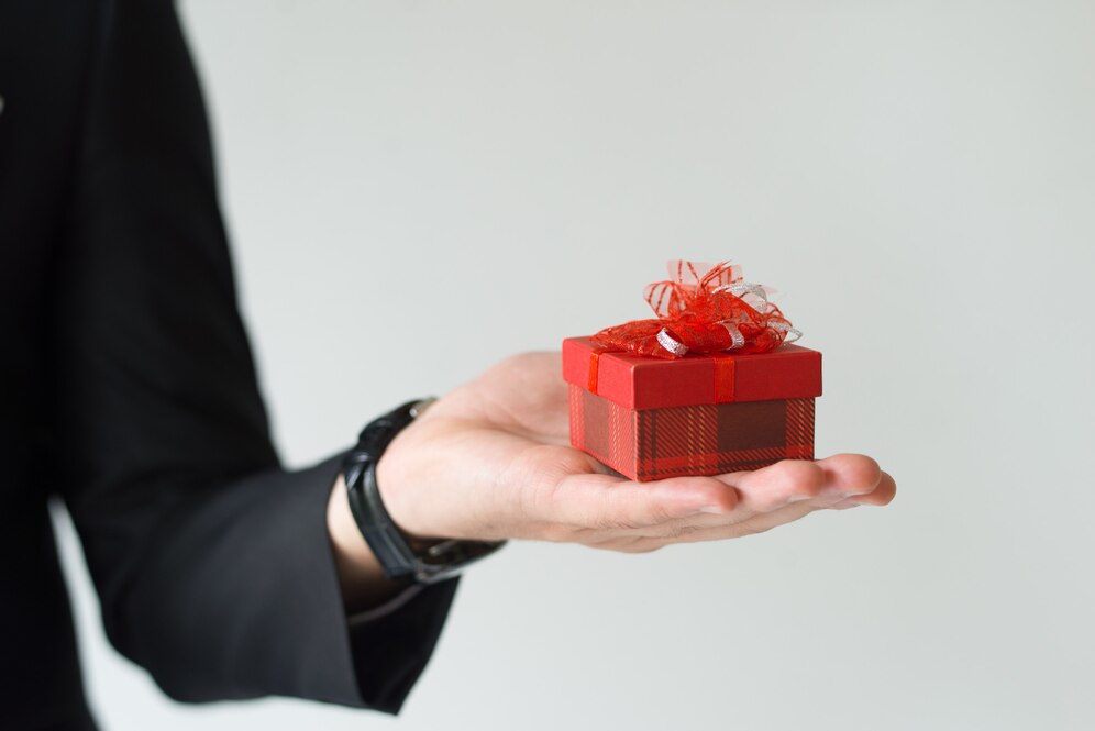 close-up-unrecognizable-man-holding-small-gift-palm_-