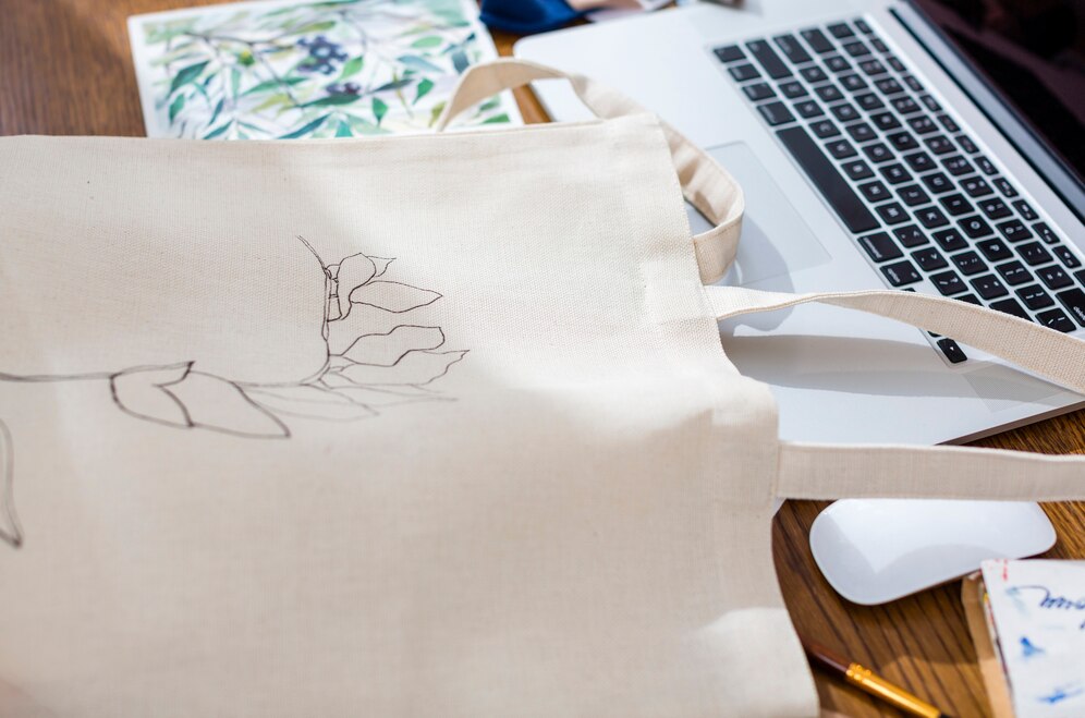 hand-painted-canvas-bag-close-up_-