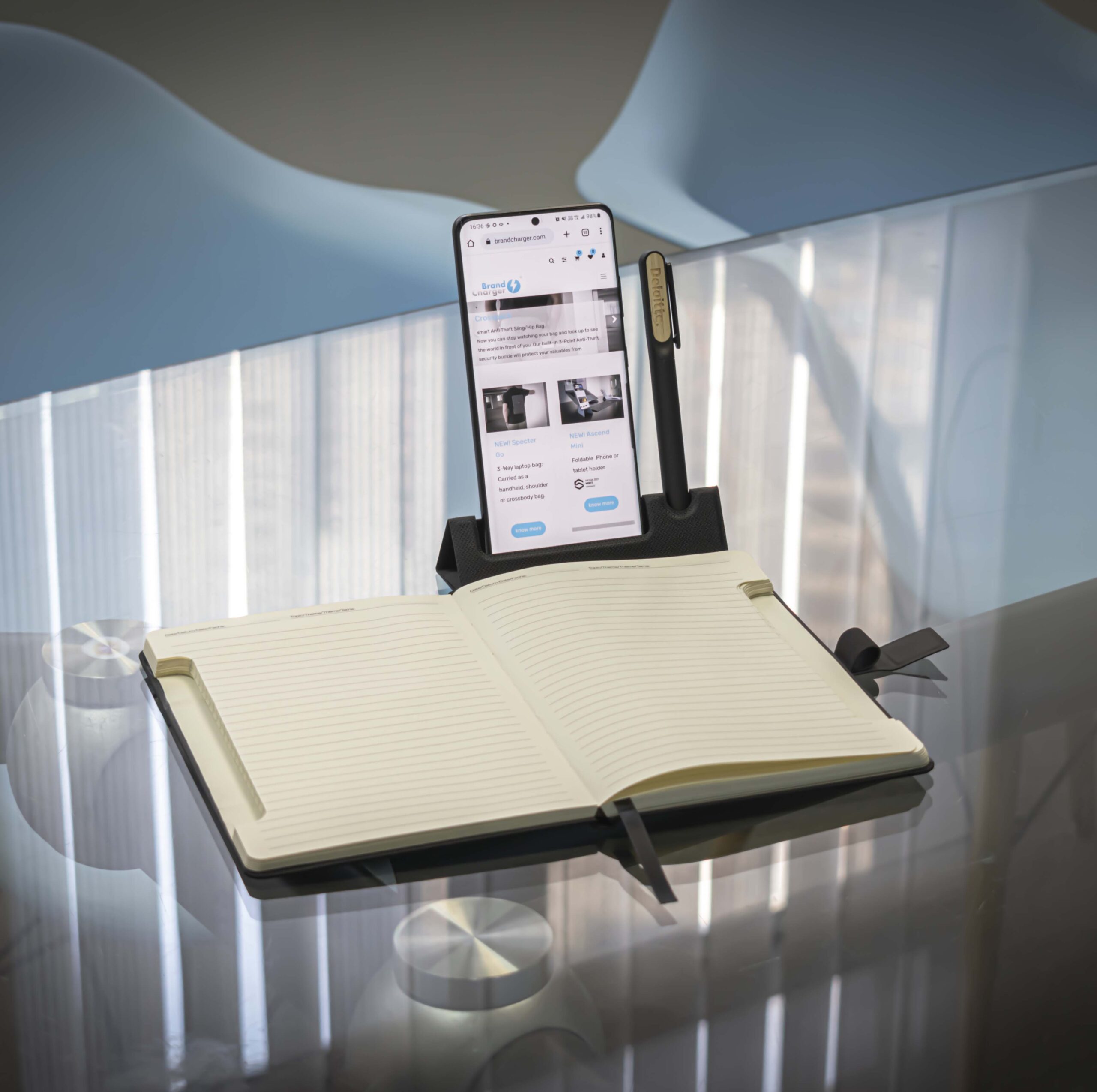 Noty Deluxe Eco on Table with all accessories